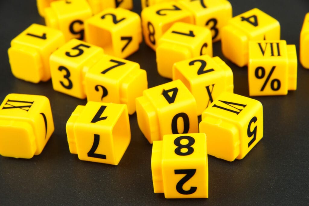 Kamienie z liczbami od 1 do 9 symbolizujące znaczenie liczb w numerologii